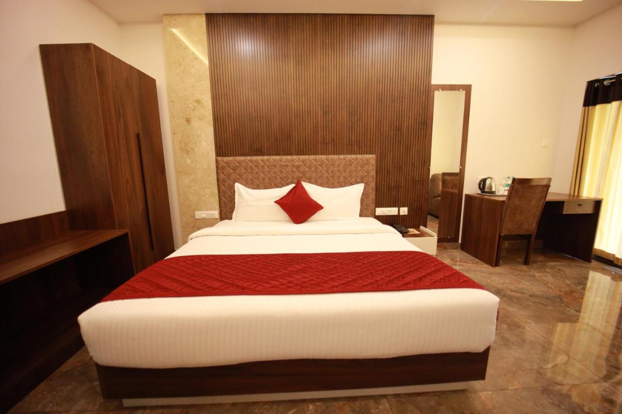 פלקאד Bliss Regency Business Hotel מראה חיצוני תמונה