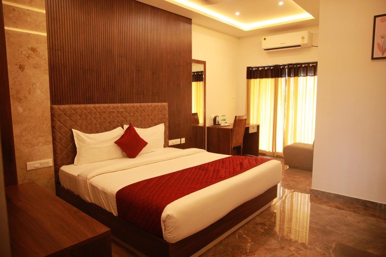 פלקאד Bliss Regency Business Hotel מראה חיצוני תמונה