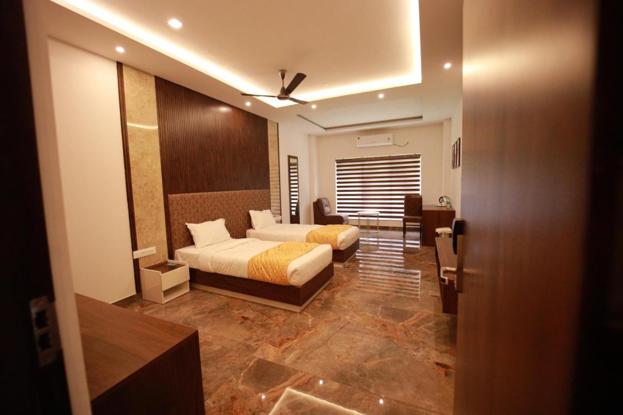 פלקאד Bliss Regency Business Hotel מראה חיצוני תמונה