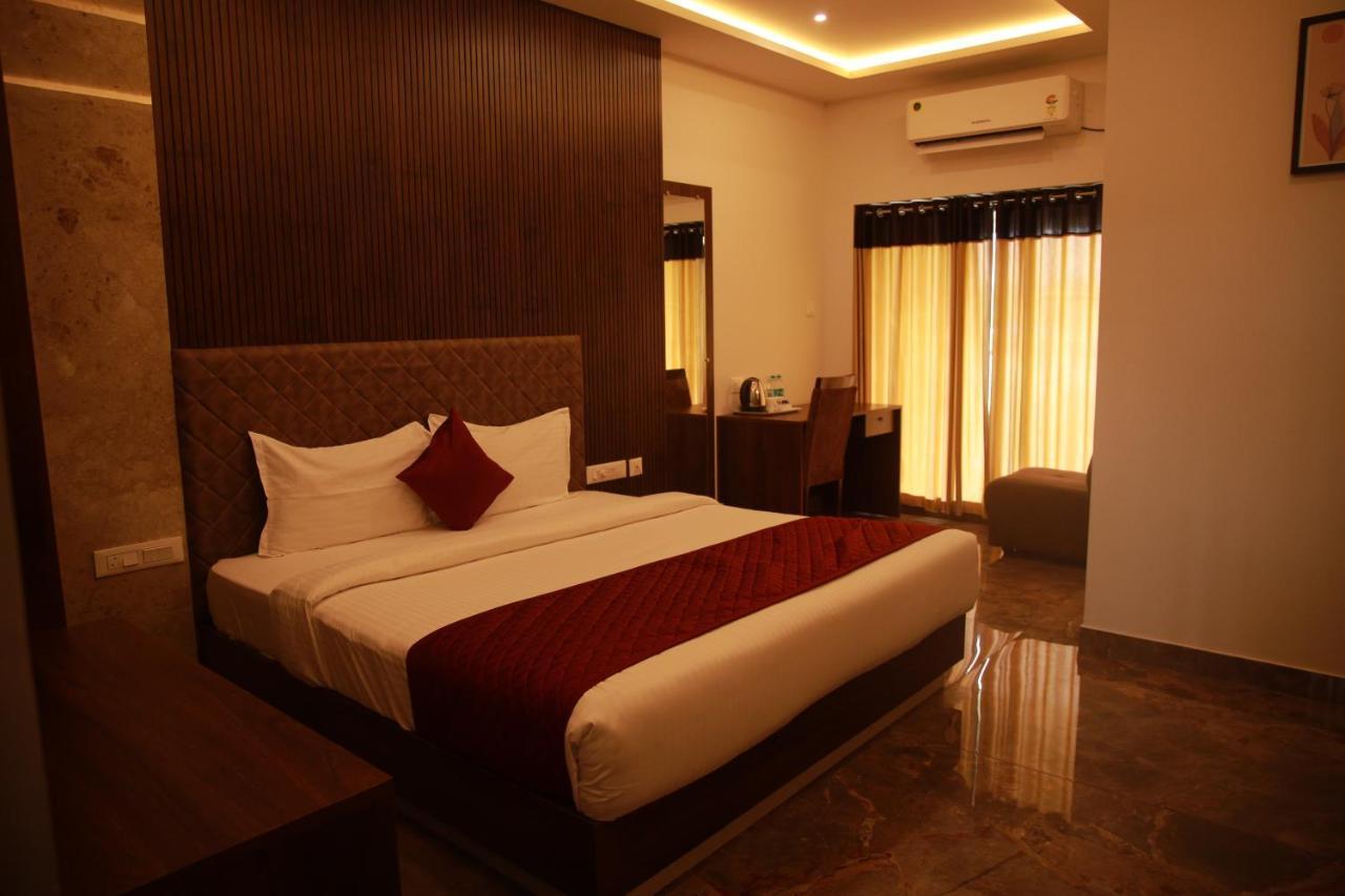 פלקאד Bliss Regency Business Hotel מראה חיצוני תמונה