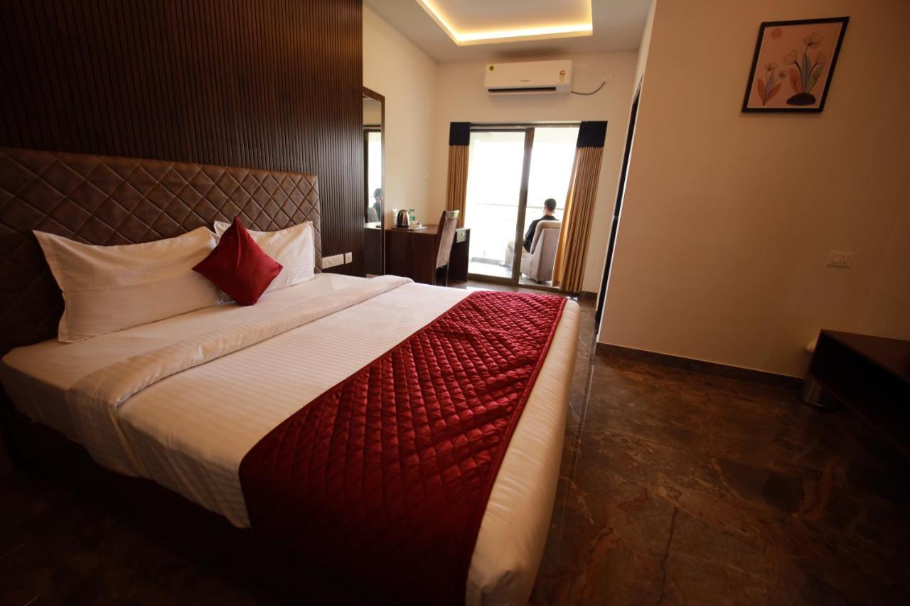 פלקאד Bliss Regency Business Hotel מראה חיצוני תמונה